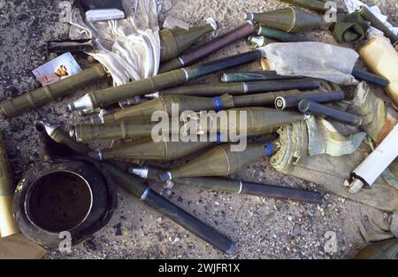 Erster Golfkrieg: 11. März 1991. Sprengköpfe und Verstärker von RPG-7-Raketengranaten, die in der Wüste auf der Route 801 nach um Qasr im Nordosten Kuwaits verstreut waren. Stockfoto