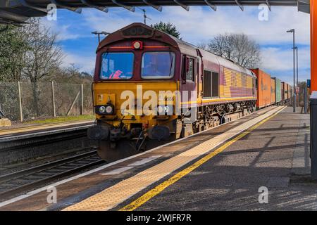 widney Manor solihull West midlands england uk Railway Station Pendler Line Diesel-Güterzug und Containerwagen Stockfoto