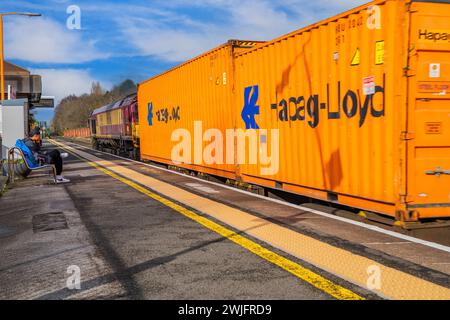 widney Manor solihull West midlands england uk Railway Station Pendler Line Diesel-Güterzug und Containerwagen Stockfoto