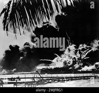 2. Weltkrieg: Pearl Harbor Marinebasis und U.S.S. Shaw brennen nach dem japanischen Angriff am 7. Dezember 1941 in Brand Stockfoto