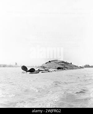 Die USS Oklahoma wurde nach einem japanischen Angriff auf Pearl Harbor (Hawaii) am 7. Dezember 1941 gekentert Stockfoto