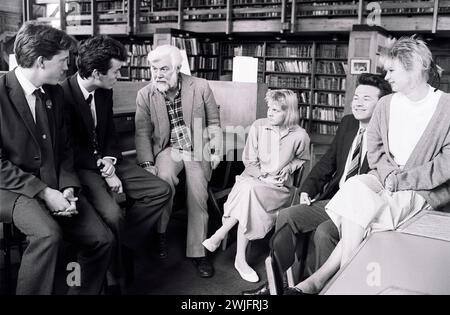 Dichter Jon Silkin mit Studenten am Wycliffe College 1988 Stockfoto