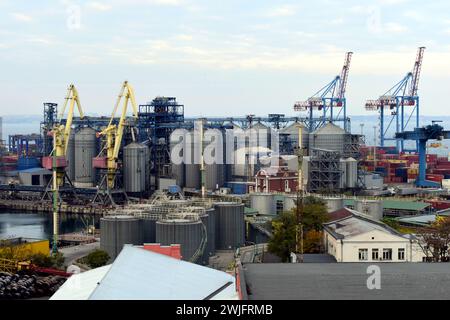 Eine der Laderampen mit Kornlagertanks und Auslegerkranen im Hafen von Odessa. Stockfoto