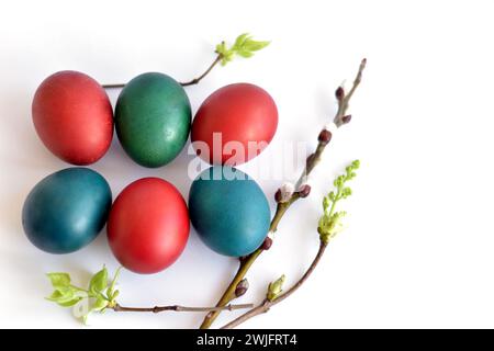 Ostern, die Auferstehung Christi, hat Symbole wie bemalte Hühnereier, Osterkuchen, Ikonenlampen, Kerzen, religiöse Bücher. Frühlingsfest. Stockfoto