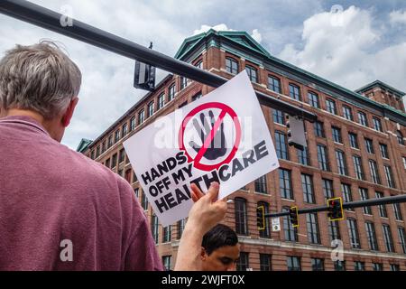 LAWRENCE, MA, USA – 20. JULI 2017: Demonstranten protestieren für Gesundheitsgesetzgebung. Stockfoto