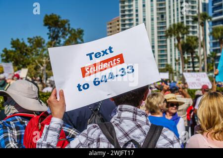 Sarasota, FL, USA - 24. März 2018 - Demonstranten versammeln sich auf dem von Studenten geführten Protestmarsch für unser Leben. Stockfoto