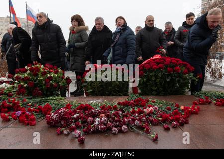 St. Petersburg, Russland. Februar 2024. Während einer Gedenkfeier zum 35. Jahrestag des Rückzugs der sowjetischen Truppen aus Afghanistan legten die Menschen Blumen an das Denkmal für die in Afghanistan getöteten Soldaten. Russland feiert den Tag des vollständigen Rückzugs der sowjetischen Truppen aus Afghanistan. Der Krieg in Afghanistan dauerte von 1979 bis 1989, nach offiziellen Angaben starben mehr als 15.000 sowjetische Soldaten. (Foto: Andrei Bok/SOPA Images/SIPA USA) Credit: SIPA USA/Alamy Live News Stockfoto