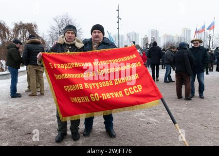St. Petersburg, Russland. Februar 2024. Veteranen des Krieges in Afghanistan posieren mit der Flagge einer motorisierten Gewehrdivision bei einer Veranstaltung, die dem 35. Jahrestag des Rückzugs der sowjetischen Truppen aus Afghanistan gewidmet ist. Russland feiert den Tag des vollständigen Rückzugs der sowjetischen Truppen aus Afghanistan. Der Krieg in Afghanistan dauerte von 1979 bis 1989, nach offiziellen Angaben starben mehr als 15.000 sowjetische Soldaten. (Foto: Andrei Bok/SOPA Images/SIPA USA) Credit: SIPA USA/Alamy Live News Stockfoto