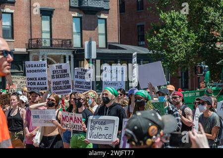 Boston, MA, USA-25. Juni 2022: Proteste mit Zeichen für Abtreibung bei Demonstrationen als Reaktion auf das Urteil des Obersten Gerichtshofs zur Aufhebung von Roe v. Wade. Stockfoto