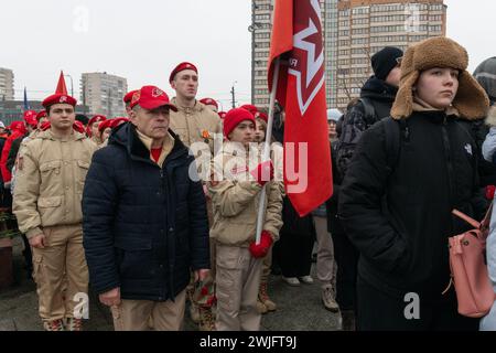 St. Petersburg, Russland. Februar 2024. Kadetten der militärisch-patriotischen öffentlichen Bewegung "Junge Armee" nehmen an einer Veranstaltung Teil, die dem 35. Jahrestag des Rückzugs der sowjetischen Truppen aus Afghanistan gewidmet ist. Russland feiert den Tag des vollständigen Rückzugs der sowjetischen Truppen aus Afghanistan. Der Krieg in Afghanistan dauerte von 1979 bis 1989, nach offiziellen Angaben starben mehr als 15.000 sowjetische Soldaten. (Foto: Andrei Bok/SOPA Images/SIPA USA) Credit: SIPA USA/Alamy Live News Stockfoto
