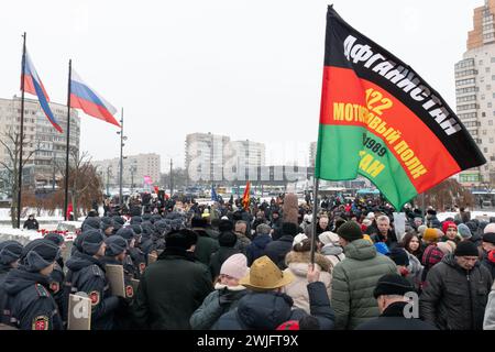 St. Petersburg, Russland. Februar 2024. Ein Mann hält die Flagge eines motorisierten Gewehrregiments bei einer Veranstaltung, die dem 35. Jahrestag des Rückzugs der sowjetischen Truppen aus Afghanistan gewidmet ist. Russland feiert den Tag des vollständigen Rückzugs der sowjetischen Truppen aus Afghanistan. Der Krieg in Afghanistan dauerte von 1979 bis 1989, nach offiziellen Angaben starben mehr als 15.000 sowjetische Soldaten. (Foto: Andrei Bok/SOPA Images/SIPA USA) Credit: SIPA USA/Alamy Live News Stockfoto