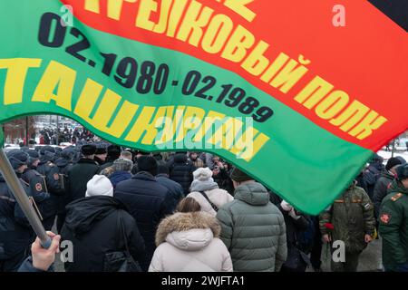 St. Petersburg, Russland. Februar 2024. Ein Mann hält die Flagge eines motorisierten Gewehrregiments bei einer Veranstaltung, die dem 35. Jahrestag des Rückzugs der sowjetischen Truppen aus Afghanistan gewidmet ist. Russland feiert den Tag des vollständigen Rückzugs der sowjetischen Truppen aus Afghanistan. Der Krieg in Afghanistan dauerte von 1979 bis 1989, nach offiziellen Angaben starben mehr als 15.000 sowjetische Soldaten. (Foto: Andrei Bok/SOPA Images/SIPA USA) Credit: SIPA USA/Alamy Live News Stockfoto
