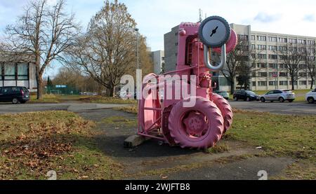 Das erste Punkdenkmal des Bildhauers David Cerny für die Punkband Visaci zamek (Padlock), das einem Kiosk ähnelt, der früher „Stand at John“ genannt wurde Stockfoto