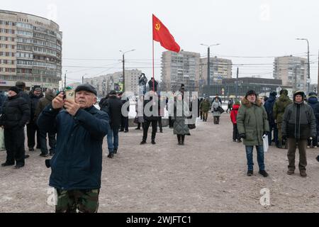 St. Petersburg, Russland. Februar 2024. Die Menschen nehmen an einer Veranstaltung Teil, die dem 35. Jahrestag des Rückzugs der sowjetischen Truppen aus Afghanistan gewidmet ist. Russland feiert den Tag des vollständigen Rückzugs der sowjetischen Truppen aus Afghanistan. Der Krieg in Afghanistan dauerte von 1979 bis 1989, nach offiziellen Angaben starben mehr als 15.000 sowjetische Soldaten. (Foto: Andrei Bok/SOPA Images/SIPA USA) Credit: SIPA USA/Alamy Live News Stockfoto