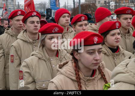 St. Petersburg, Russland. Februar 2024. Kadetten der militärisch-patriotischen öffentlichen Bewegung "Junge Armee" nehmen an einer Veranstaltung Teil, die dem 35. Jahrestag des Rückzugs der sowjetischen Truppen aus Afghanistan gewidmet ist. Russland feiert den Tag des vollständigen Rückzugs der sowjetischen Truppen aus Afghanistan. Der Krieg in Afghanistan dauerte von 1979 bis 1989, nach offiziellen Angaben starben mehr als 15.000 sowjetische Soldaten. (Foto: Andrei Bok/SOPA Images/SIPA USA) Credit: SIPA USA/Alamy Live News Stockfoto