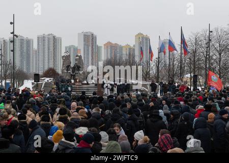 St. Petersburg, Russland. Februar 2024. Die Menschen nehmen an einer Veranstaltung Teil, die dem 35. Jahrestag des Rückzugs der sowjetischen Truppen aus Afghanistan gewidmet ist. Russland feiert den Tag des vollständigen Rückzugs der sowjetischen Truppen aus Afghanistan. Der Krieg in Afghanistan dauerte von 1979 bis 1989, nach offiziellen Angaben starben mehr als 15.000 sowjetische Soldaten. (Foto: Andrei Bok/SOPA Images/SIPA USA) Credit: SIPA USA/Alamy Live News Stockfoto