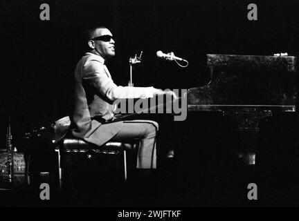 Philippe Gras / Le Pictorium - Konzert von Ray CHARLES. - 26/01/2024 - Frankreich / Ile-de-France (Region) / Paris - Pianist Ray CHARLES im Konzert in der Salle PLEYEL am 18. April 1967 Stockfoto