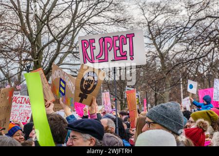 Cambridge, MA, USA – 20. Januar 2018. Kundgebung zum 1. Jahrestag des Frauenmarsches. Viele zeigten Anti-Trump-Zeichen . Stockfoto