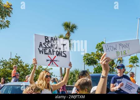 Sarasota, FL, USA - 24. März 2018 - Demonstranten versammeln sich auf dem von Studenten geführten Protestmarsch für unser Leben und lesen „Ban Assault Weapons“ Stockfoto