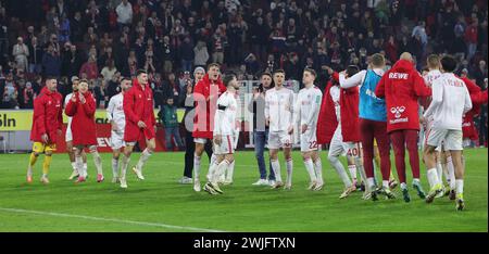 Köln, Deutschland. Februar 2024. firo: 03.02.2024, Fußball, 1. Liga, 1. Bundesliga, Saison 2023/2024, 1. FC Köln - Eintracht Frankfurt 2:0 Jubilation der Kölner Spieler vor den Fans Credit: dpa/Alamy Live News Stockfoto