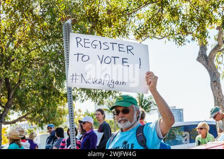 Sarasota, FL, USA - 24. März 2018 - Demonstranten treffen sich auf dem von Studenten geführten Protestmarsch für unser Leben und lesen „Registrieren Sie sich für die Abstimmung“ Stockfoto