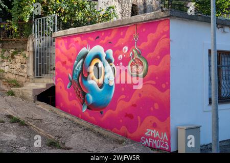 Graffiti von Fischen an der Gebäudewand Stockfoto