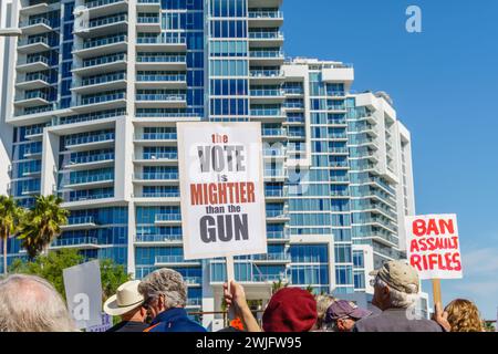 Sarasota, FL, USA - 24. März 2018 - Demonstranten versammeln sich auf dem von Studenten geführten Protestmarsch für unser Leben und lesen: „Stimme ist mächtiger als die Waffe“ Stockfoto