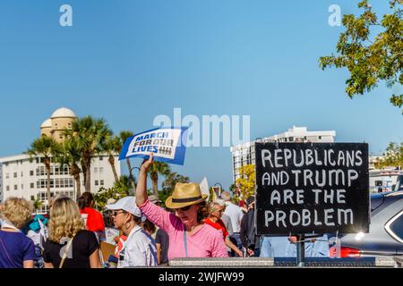 Sarasota, FL, USA - 24. März 2018 - Demonstranten marschieren um unser Leben und halten ein Schild mit der Aufschrift „Republikaner und Trump sind das Problem“. Stockfoto