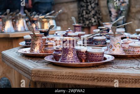 Cezve mit Kaffeetassen, Souvenirs auf dem Basar in Mostar Stockfoto