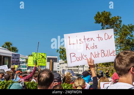 Sarasota, FL, USA, 24. März 2018 – Demonstranten sammeln sich mit einem Schild mit der Aufschrift „Hören Sie unsere Kinder Bücher nicht Kugeln“ Stockfoto