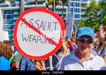 Sarasota, FL, USA - 24. März 2018 - Demonstranten versammeln sich auf dem von Studenten geführten Protestmarsch für unser Leben mit einem Schild über Angriffswaffen Stockfoto