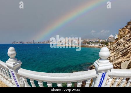 BENIDORM, SPANIEN - 13. AUGUST 2020: Panoramablick auf die Stadtlandschaft von Benidorm vom Balkon des Mittelmeers. Die Stadt gilt als Manhattan Stockfoto