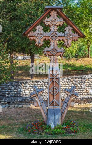 Dekoratives Holzkreuz mit traditionellen rumänischen Motiven, speziell für Maramures, Kloster Barsana, Rumänien. Stockfoto