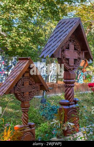 Dekoratives Holzkreuz mit traditionellen rumänischen Motiven, spezifisch für Maramures, Dorf Desesti, Rumänien. Stockfoto