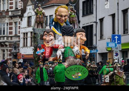AALST, BELGIEN, 11. FEBRUAR 2024: Karnevalsgruppe Droeig und Float während der Karnevalsparade von Aalst. Aalst Mardi Gras ist die größte Karnevalsfeier, die ich feiere Stockfoto