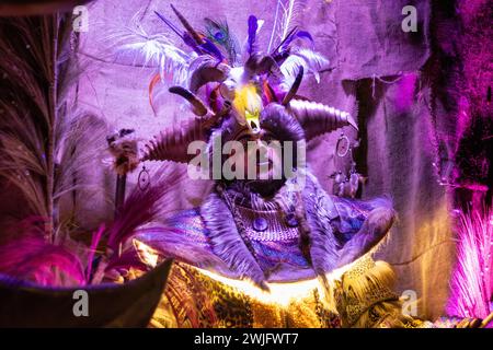 AALST, BELGIEN, 11. FEBRUAR 2024: Unbekannter Tänzer bei der jährlichen Aalst-Karnevalsparade. Aalst Mardi Gras ist die größte Karnevalsfeier in FLA Stockfoto