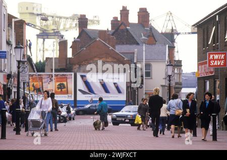 Barrow-in-Furness 1980s UK. Über der kleinen Hafenstadt, Kräne der Vickers Shipbuilding and Engineering, Ltd (VSEL) dominieren die Skyline. Cumbria, England 1985. HOMER SYKES. Stockfoto