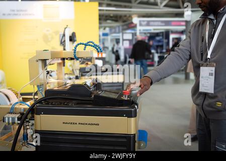 Foto Matteo SECCI/LaPresse 15 febbraio 2024 Turin, Italia - Cronaca - Fiera dell'automazione A&T Automatisierung und Testen. Nell'immagine: gli spazi della fiera presso Oval Lingotto Fiere. februar 2024 Turin, Italien - Automatisierungsmesse A&T Automation and Testing. Im Bild: Die Messeräume im Oval Lingotto Fiere. Stockfoto