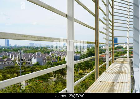 Eisengitter zum Schutz von Fensterglas in modernen Gebäuden Stockfoto