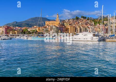 Wunderschönes Menton an der französischen Riviera - Côte d'Azur, Frankreich. Farbenfrohe Häuser erheben sich auf dem Hügel vom alten Hafen von Menton. Stockfoto