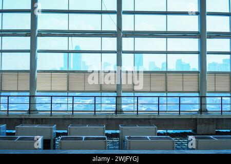 Blick auf städtische Gebäude vom Inneren des Zimmers Stockfoto