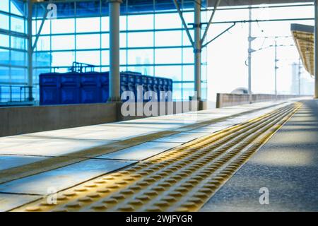 Taktile Pflasterbefestigung für blinde behinderte Reiseleiter am Bahnhof Stockfoto