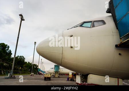 Nahaufnahme des Flugzeugs am Flughafen. Die Nase eines Flugzeugs am Flughafen Stockfoto