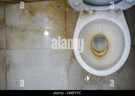 Die Toilette riecht schmutzig mit gelben und krustigen Flecken Stockfoto