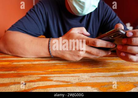 Konzentrieren Sie sich auf die Hand des Mannes, indem Sie das Handy benutzen Stockfoto