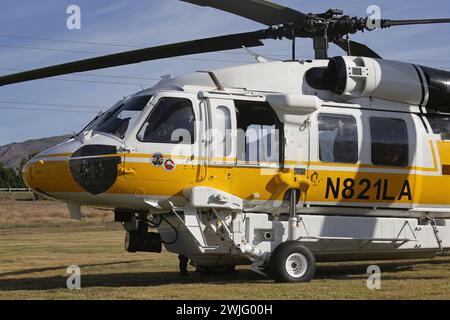 Los Angeles, Kalifornien, USA - 4. November 2023: Ein Sikorsky S-70 Firehawk Hubschrauber (N821LA), der von der Feuerwehr des L.A. County betrieben wird, wird gezeigt. Stockfoto