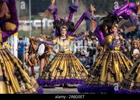 Estarreja, Portugal. Februar 2024. Estarreja, 13-02-2024 - Estarreja Karneval. Grande Corso (vier Samba-Schulen, acht Revelry-Gruppen, eine Catwalk-Gruppe, 15 Wagen, 1.200 Extras) Credit: Atlantico Press/Alamy Live News Stockfoto