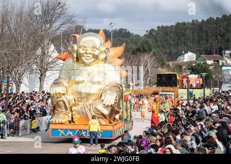 Estarreja, Portugal. Februar 2024. Estarreja, 13-02-2024 - Estarreja Karneval. Grande Corso (vier Samba-Schulen, acht Revelry-Gruppen, eine Catwalk-Gruppe, 15 Wagen, 1.200 Extras) Credit: Atlantico Press/Alamy Live News Stockfoto