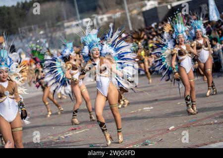 Estarreja, Portugal. Februar 2024. Estarreja, 13-02-2024 - Estarreja Karneval. Grande Corso (vier Samba-Schulen, acht Revelry-Gruppen, eine Catwalk-Gruppe, 15 Wagen, 1.200 Extras) Credit: Atlantico Press/Alamy Live News Stockfoto