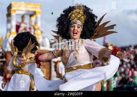 Estarreja, Portugal. Februar 2024. Estarreja, 13-02-2024 - Estarreja Karneval. Grande Corso (vier Samba-Schulen, acht Revelry-Gruppen, eine Catwalk-Gruppe, 15 Wagen, 1.200 Extras) Credit: Atlantico Press/Alamy Live News Stockfoto